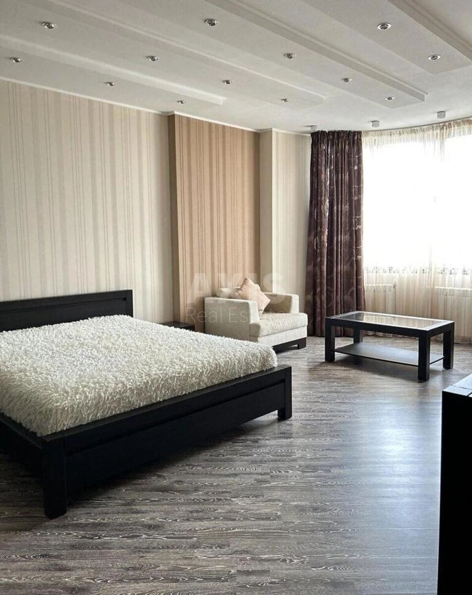 4k apartment vul. Sribnokil's'ka 22680576