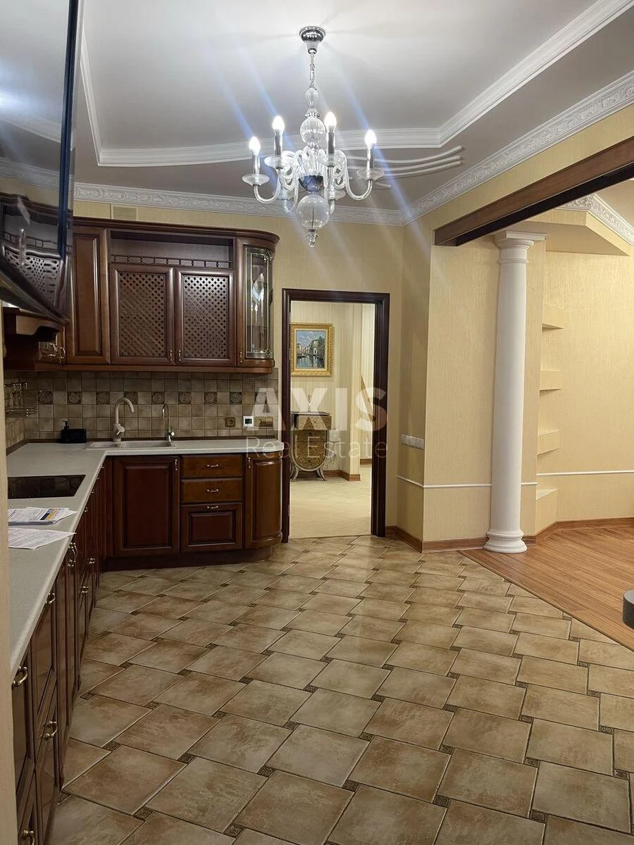 4k apartment vul. Jevgena Konoval'cja Thirty-two B62532