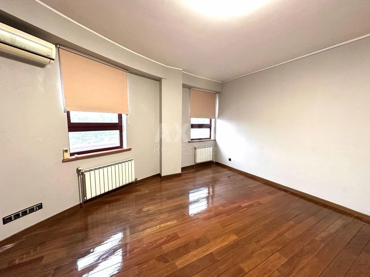 Office vul. Rustaveli Shota 44, 200m2697112