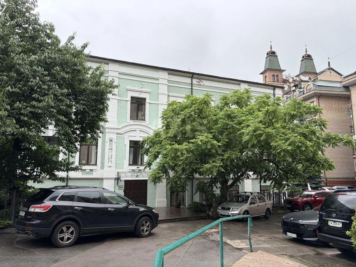 Об'єкт торгівлі пров. Варязький 12Б, 1647м2