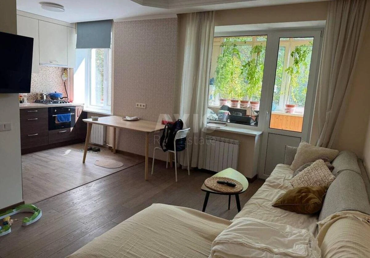 2k apartment vul. Dorogozhyc'ka 15Б701080
