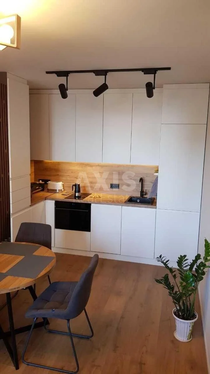 1k apartment nab. Dniprovs'ka 18