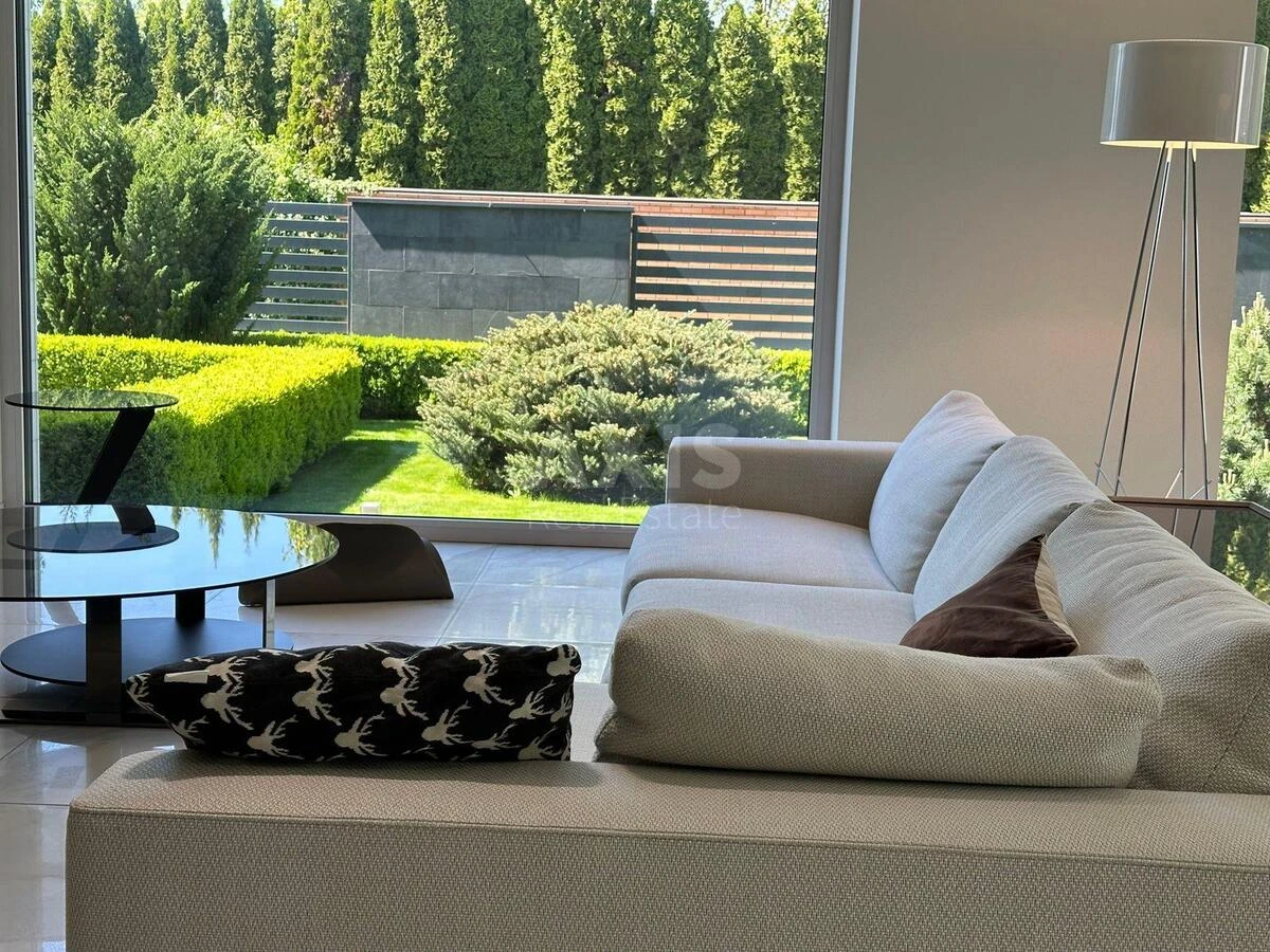 Дoм ул. Центральная, 500м2, город Киев513500