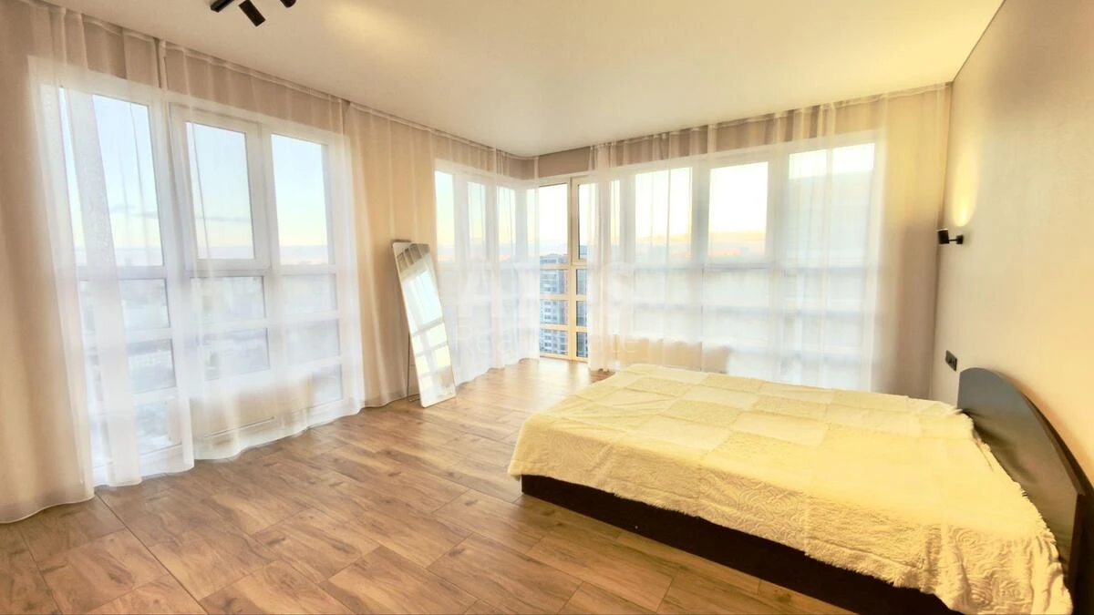 4k apartment vul. Berezhans'ka 15675565