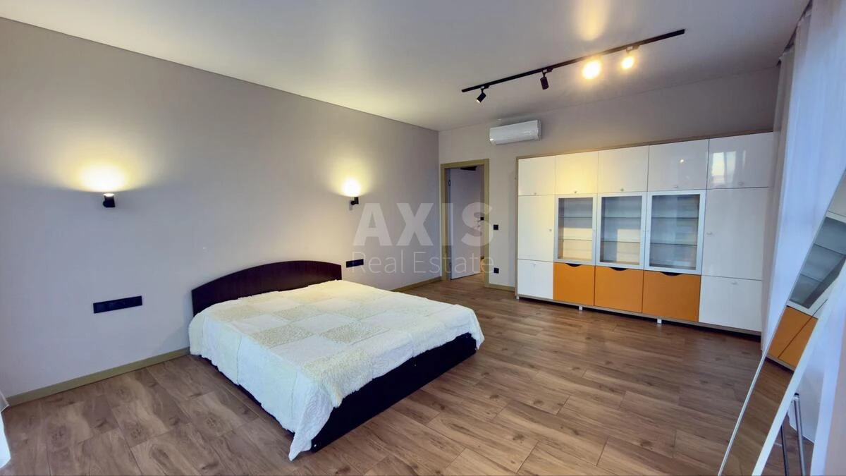 4k apartment vul. Berezhans'ka 15675566