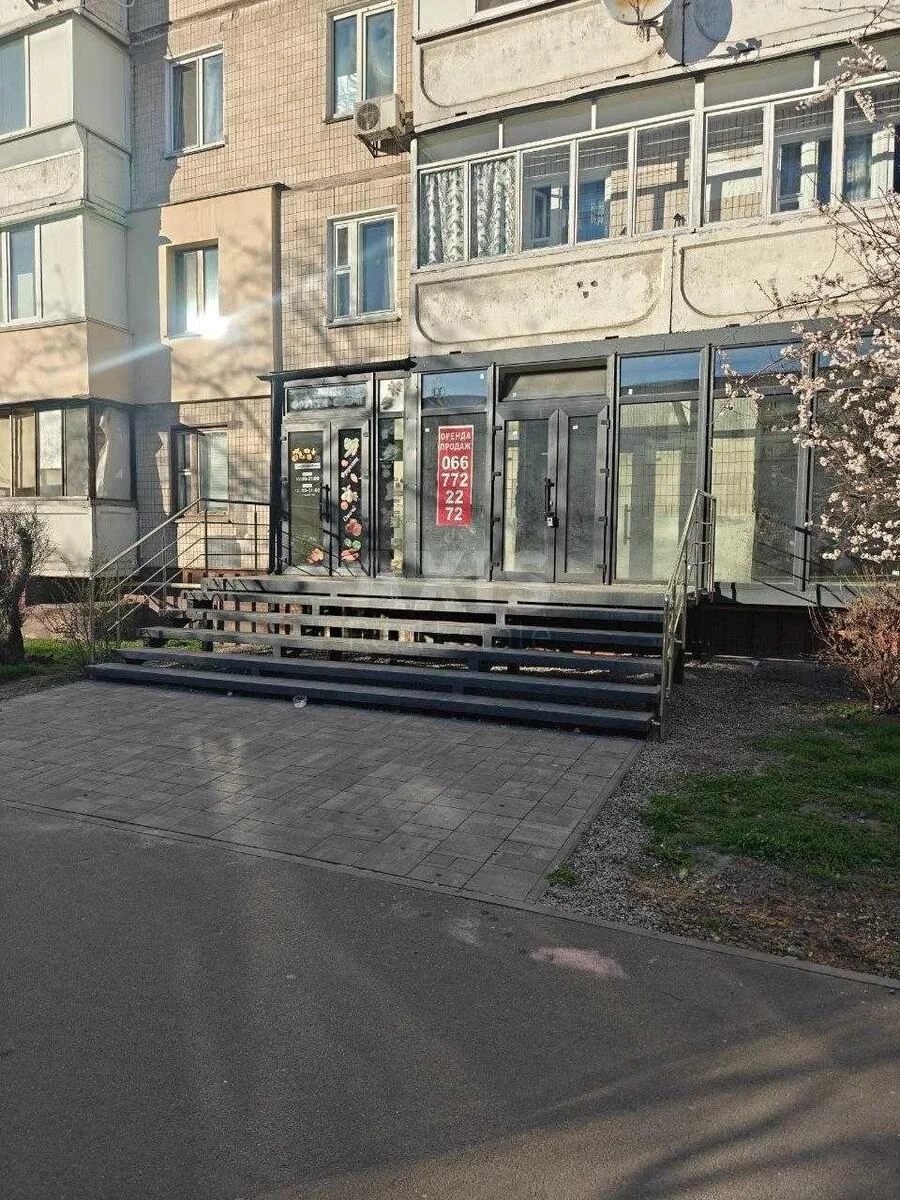 Об'єкт торгівлі вул. Тростянецька 17, 17м2