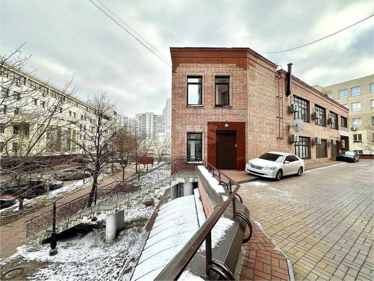 Office vul. Jevgena Konoval'cja 36Б, 925m2669790