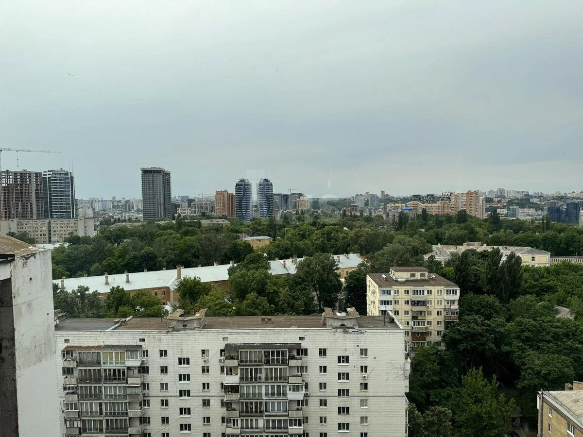 Office bul. Lesi Ukrai'nky 7Б, 650m27016013