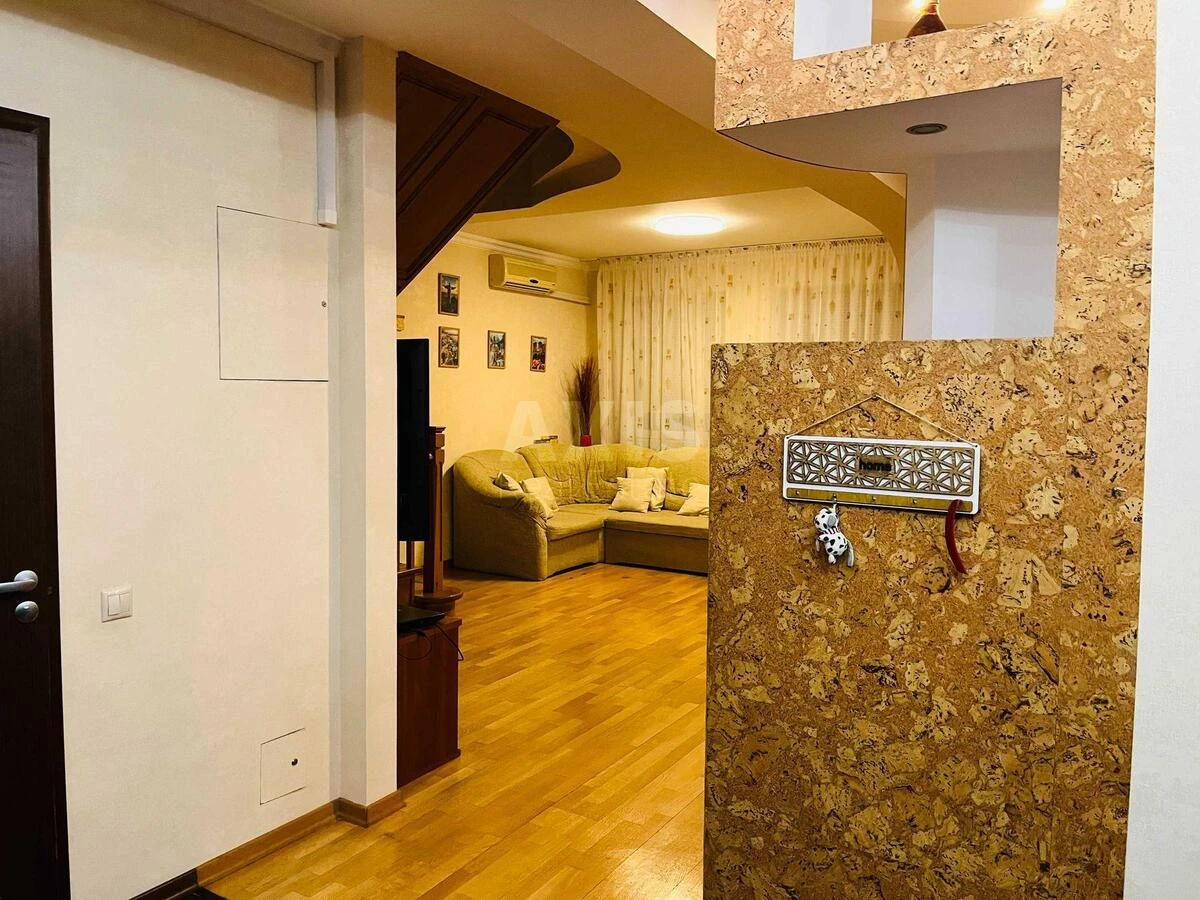 5k apartment vul. Ahmatovoi' Anny 13642363