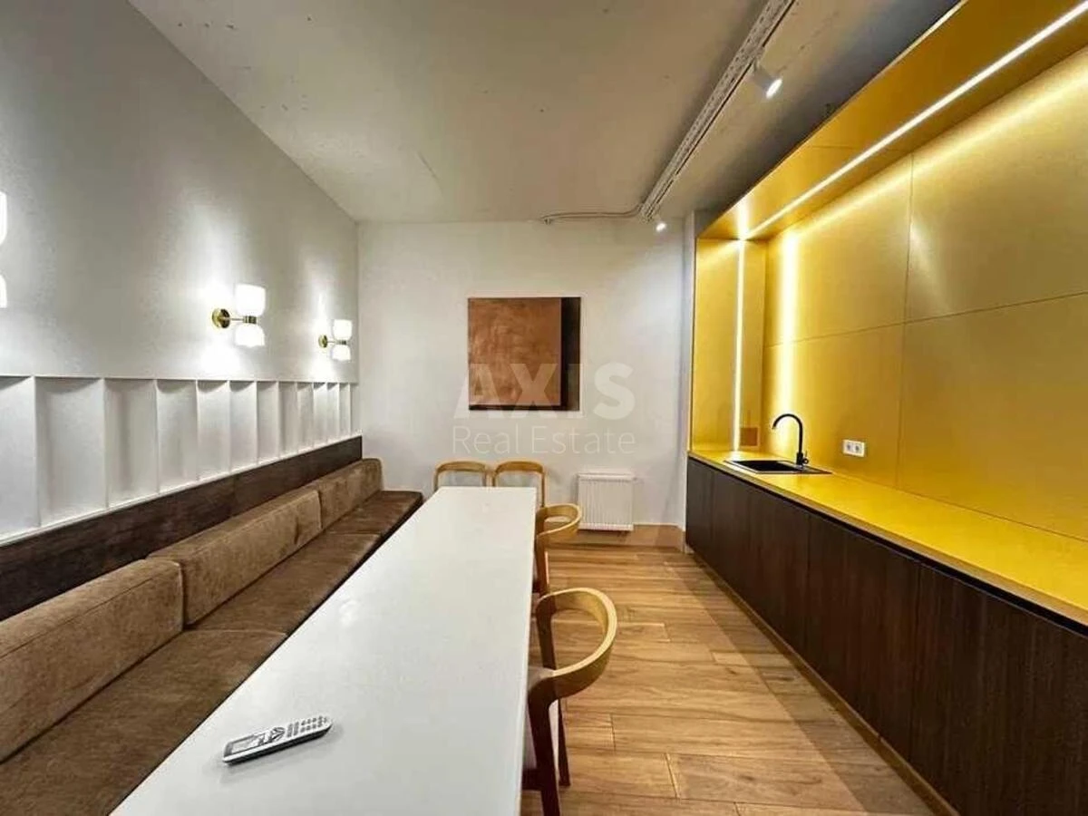 Office vul. Buslivs'ka 12, 135m26697020