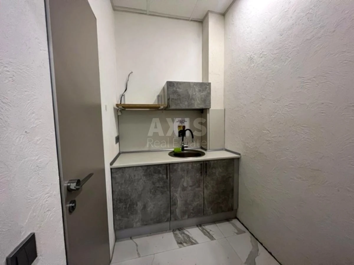 Office vul. Jevgena Konoval'cja 34, 111m26923012