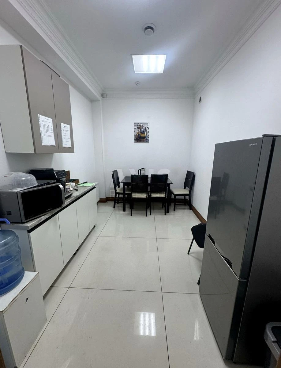 Office vul. Zhyljans'ka 72, 750m27051015