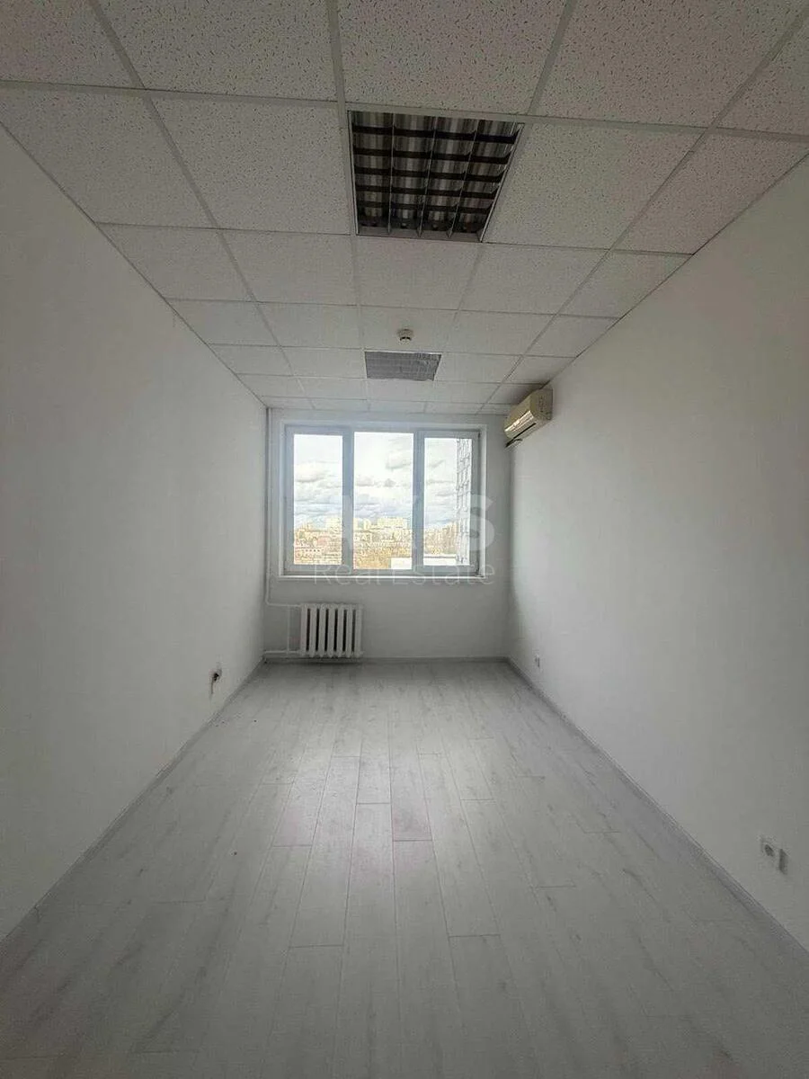 Office vul. Sverstjuka Jevgena 11, 32m2