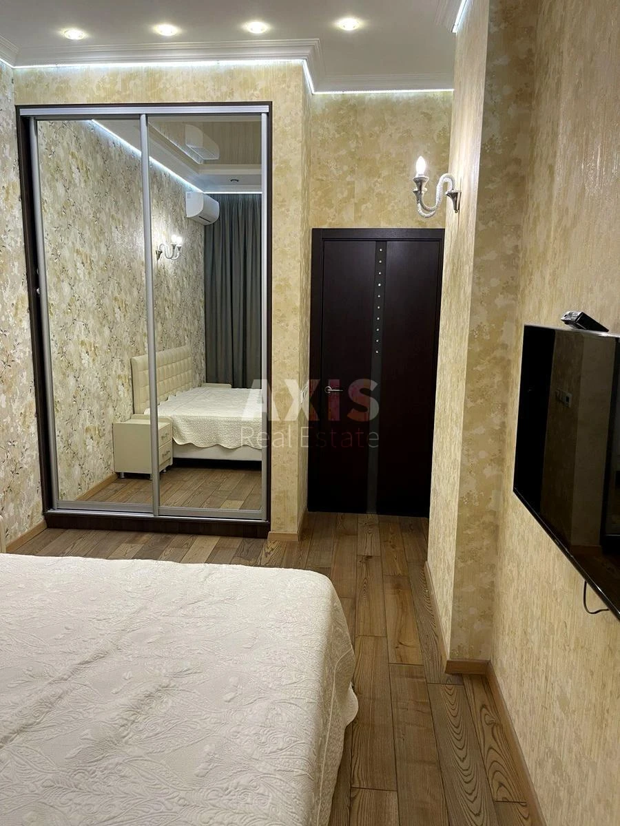 2k apartment pr-t Berestejskij 42669149