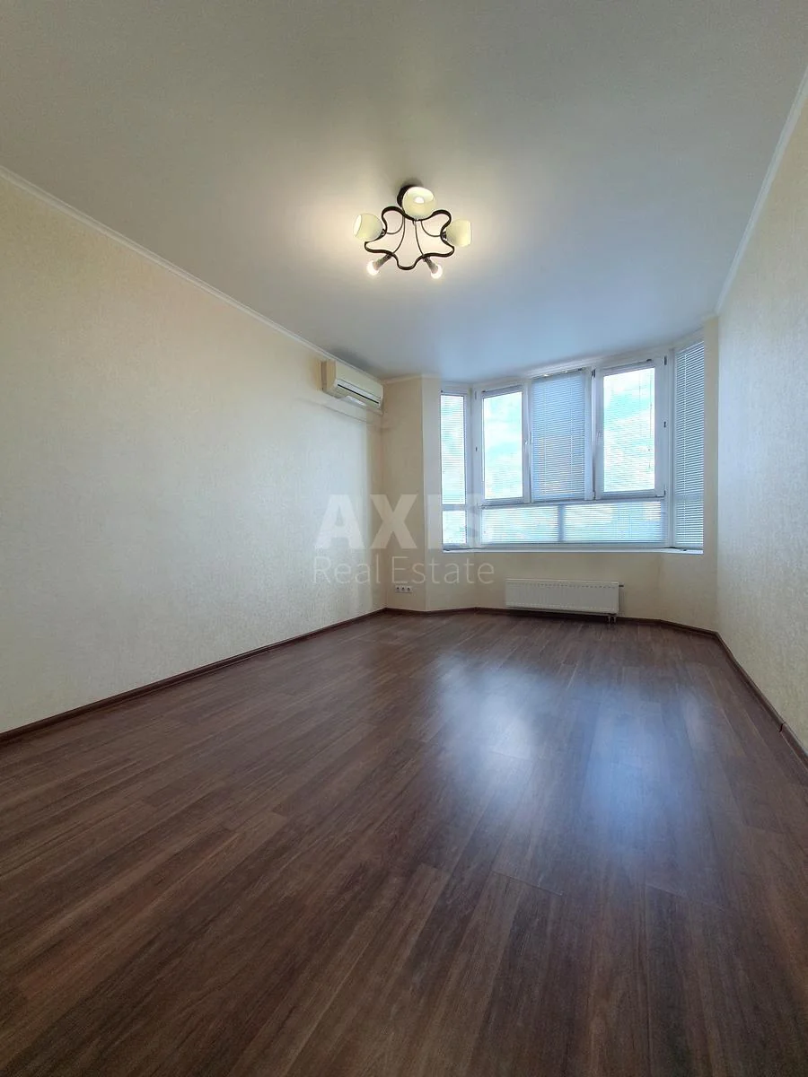 2k apartment vul. Ahmatovoi' Anny 32/18