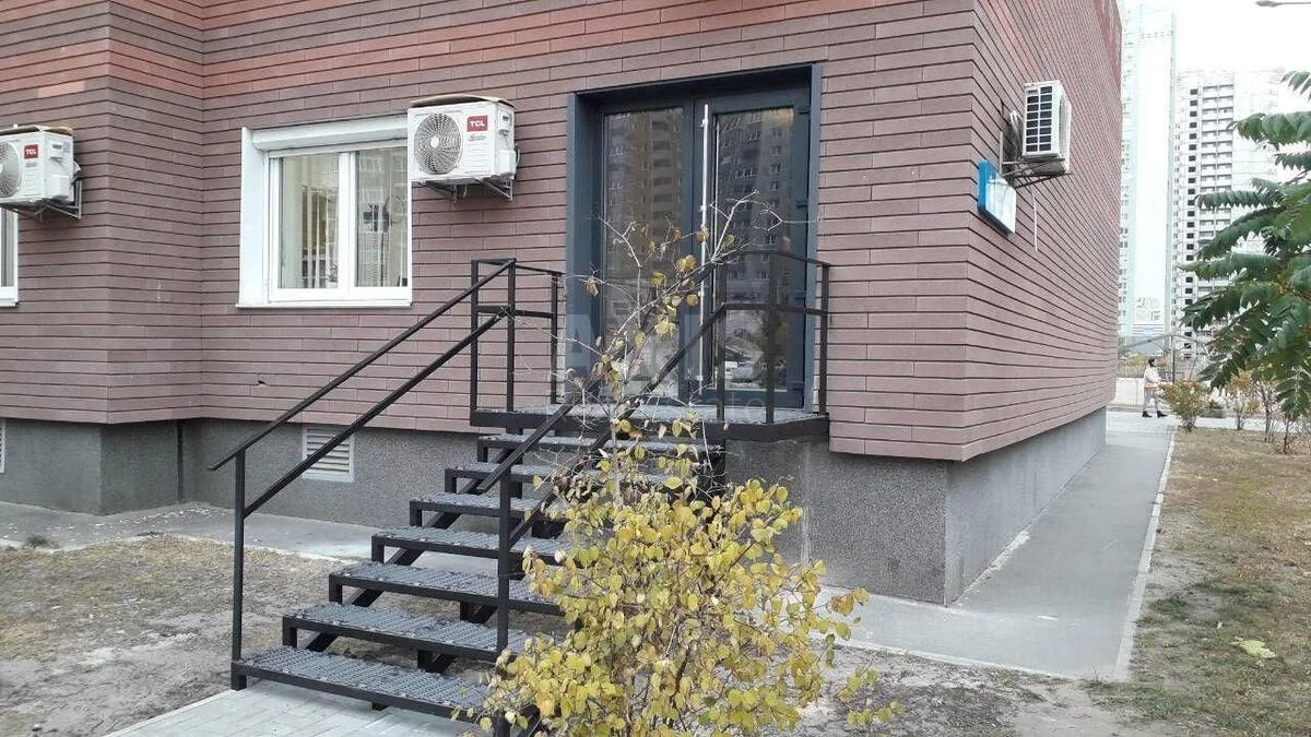 Объект торговли ул. Русовой Софии 3, 42м2