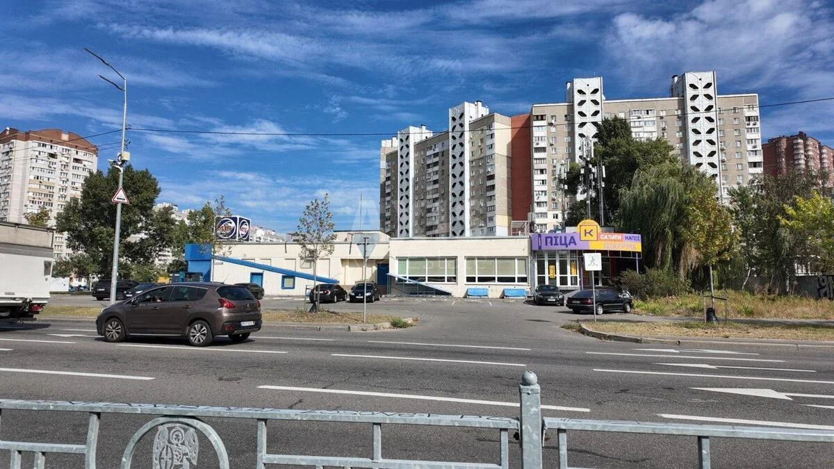 Об'єкт торгівлі вул. Ахматової Анни 15/27, 215м2